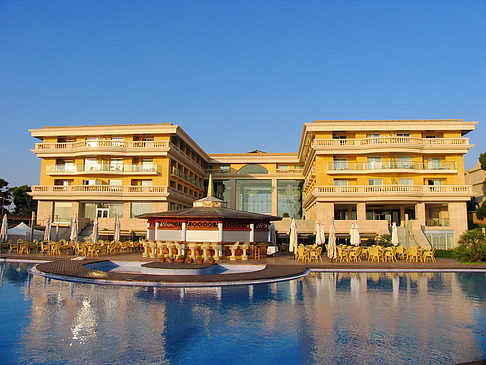 Hotel mit Pool bei Dämmerung Foto 