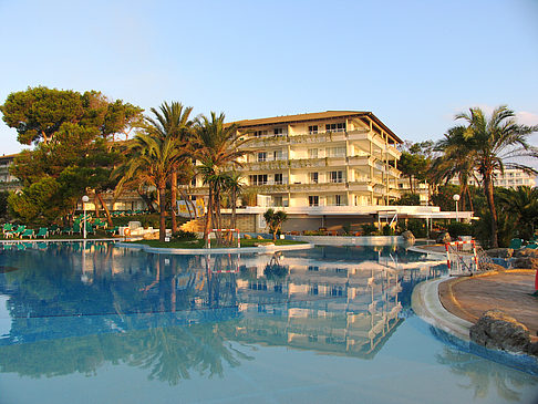 Hotel mit Pool bei Dämmerung Foto 