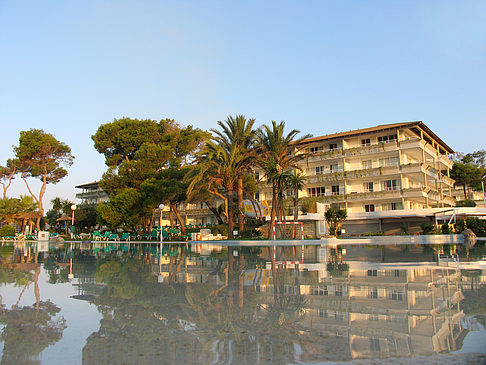 Hotel mit Pool bei Dämmerung