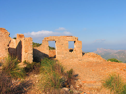 Ruinen am Berg entlang Foto 